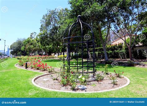 BEVERLY HILLS, California: Beverly Hills Rose Garden at Beverly Gardens ...