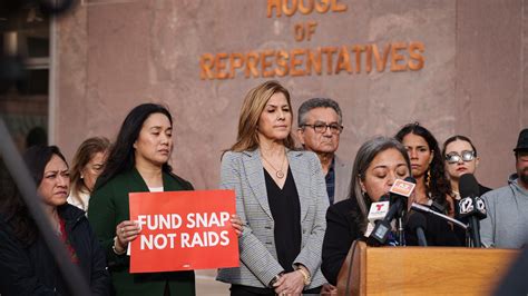 Lawmakers call on DACA holders to quickly renew their applications