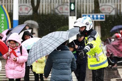 安徽铜陵普降暴雨 交警水中保畅通-人民图片网