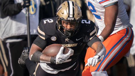 Vanderbilt football running back Ray Davis entering transfer portal