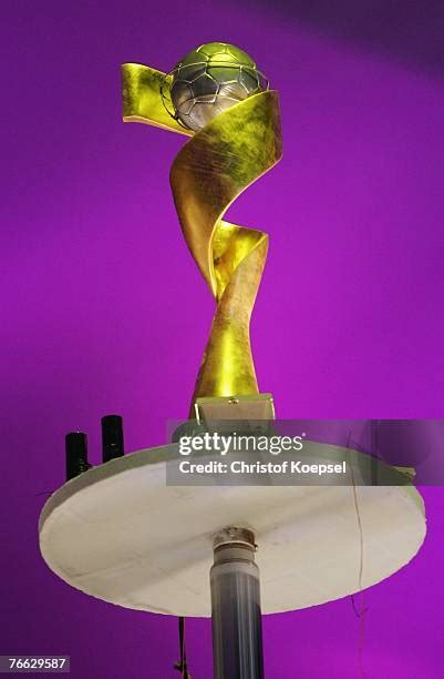 World Cup Trophy Pose 的图像结果