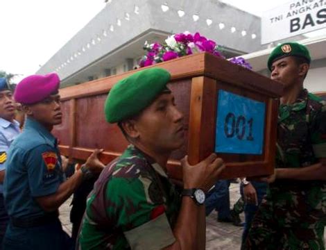 印尼：亚航空难首位遇难者下葬_ 视频中国