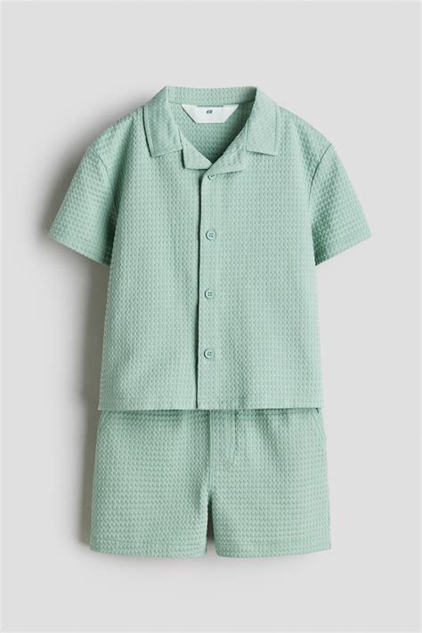2-piece shirt and shorts set - Pastel green - Kids | H&M IN
