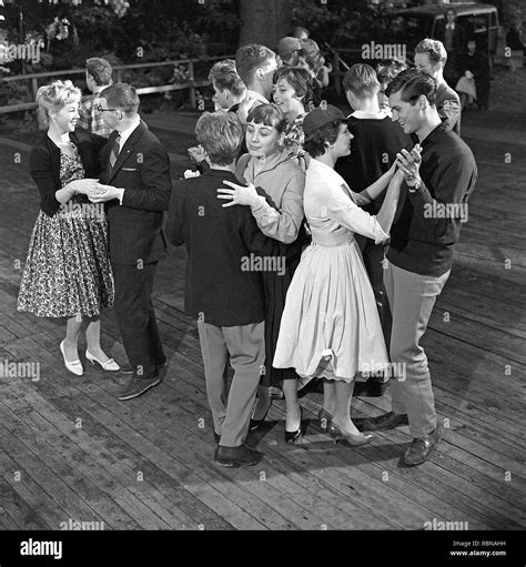 Teenagers 1950s fashion hi-res stock photography and images - Alamy