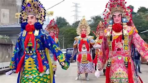 春节气氛组就位！福建游神习俗：众人身穿人偶服装游街，百姓夹道迎接