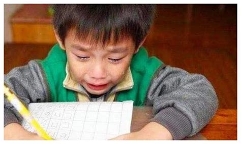 老师罚抄写名字100遍，一个孩子10分钟写完，另一个哭着抄到凌晨
