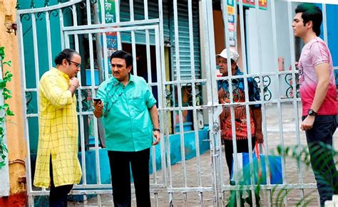 TMKOC: जेठालाल ने बबीता को कहा 'आई लव यू', चम्पकलाल सुन हुए आगबबूला ...