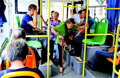 武汉每天超40万老人乘坐公交车 让座纠纷如何破解_武汉_新闻中心_长江网_cjn.cn