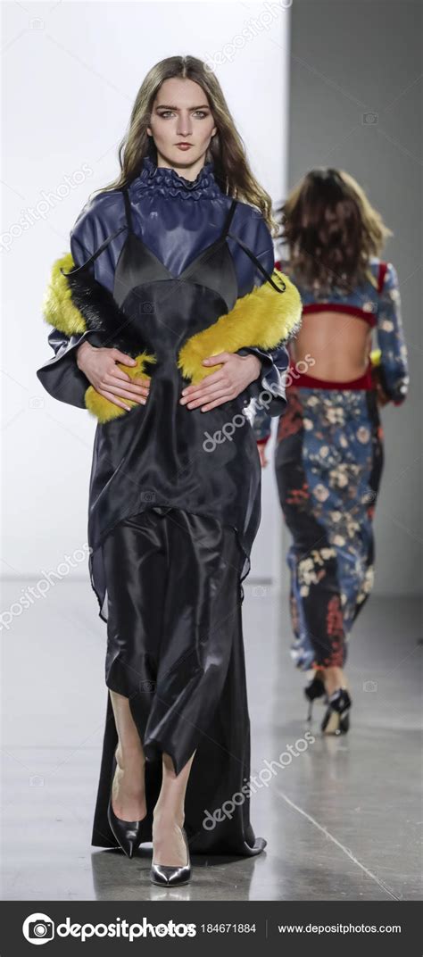 Models On Runway 的图像结果