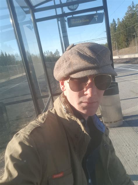 A massive splinter under my fingernail don't deter me! : r/selfie - splinter under fingernail