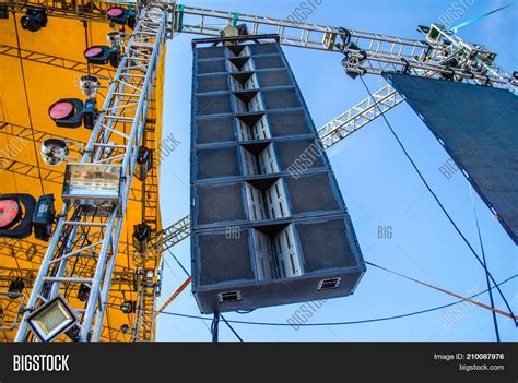 Big Loud Bride 的图像结果