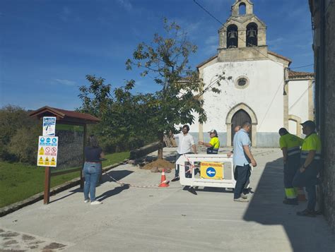 La plaza de la Iglesia de San Roque del Acebal y el camino al ...