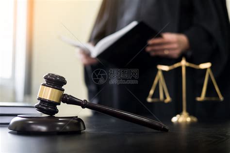 司法和律师用木制案桌背景工作高清图片下载-正版图片302021434-摄图网