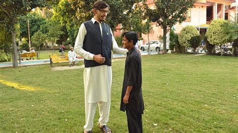 男子高2.34米3个月长了10厘米，很难找工作却有很多人上门提亲|找工作|身高|高个子_新浪新闻