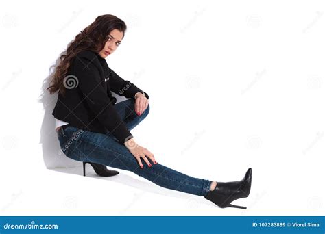 Woman Sitting On Knees Pose - Deondees Wallpaper