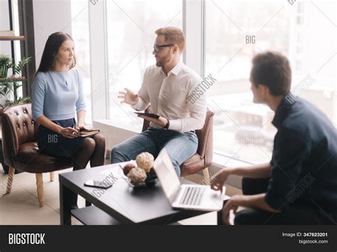 Freidnly Business People 的图像结果