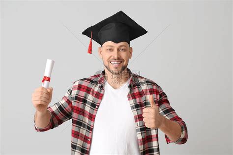 佩戴毕业帽子和孤立的礼服有文凭西班牙男子高清图片下载-正版图片303631048-摄图网