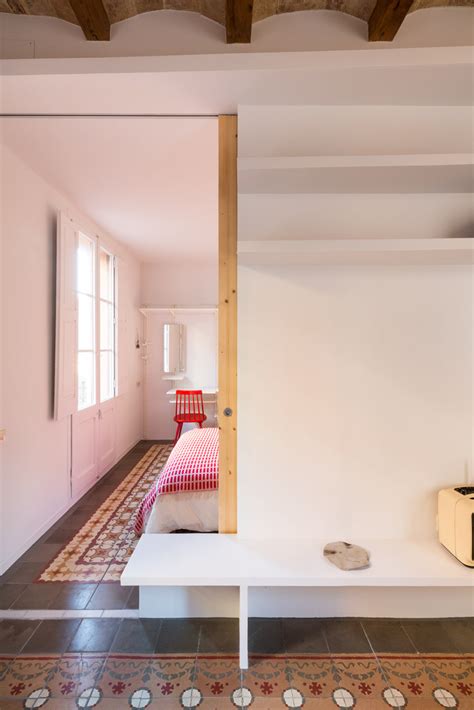 37平方米的单身公寓，改造出74平方米的视觉效果 Dos de Maig / AMOO | ArchDaily