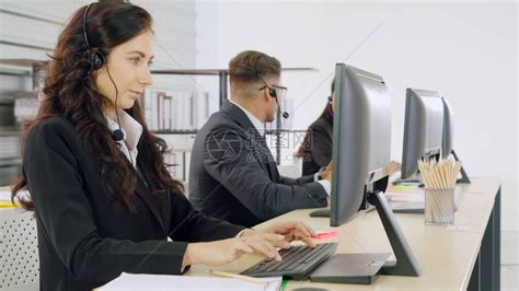 商务人士戴着耳机在办公室工作以支持远程客户或同事呼叫中心电话营销客户支持代理提供电话视频高清图片下载-正版图片504476622-摄图网