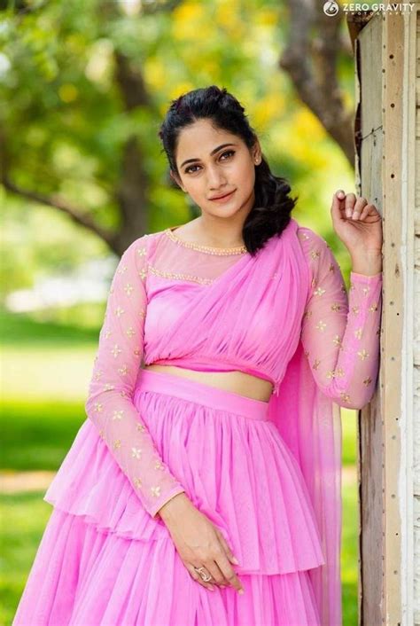 லாஸ்லியாவின் அழகிய போட்டோஷூட் ஸ்டில்கள்