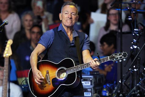 Bruce Springsteen Shatters Expectations with a 3-Hour, 30-Song Marathon ...