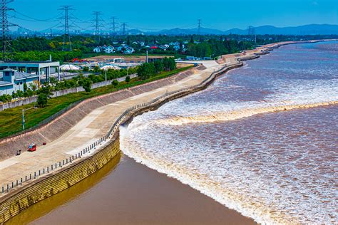 Spectacular Qiantang River tidal bore wows visitors - CGTN