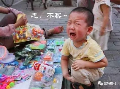 一哭二闹三打滚，孩子在商场哭闹着要买玩具家长应该怎么办？
