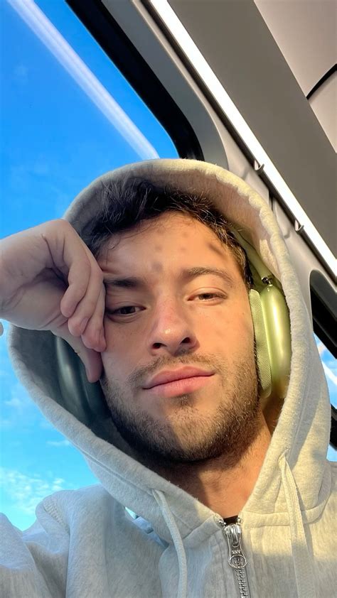 Men Selfie Poses Ideas