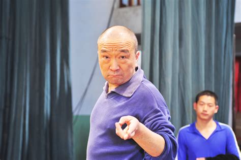 中国文艺网-专家盛赞李保田演活了电视剧《丑角爸爸》