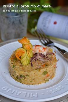 risotto con zucchine e fiori di zucca risotto al profumo di mare con zucchine e fiori di zucca risotto con zucchine e fiori di zucca risotto al profumo di mare con zucchine e fiori di zucca