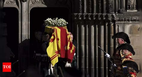 London: Indian-origin artists create giant mural as tribute to Queen in ...