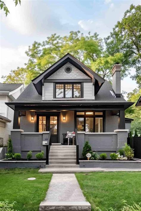 39 Gorgeous Gray Houses With Black Trim