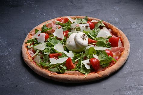 Pizza burrata si prosciutto crudo - Graffiti Foods