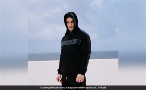 बीच किनारे आसिम रियाज ने 'बिल्ट इन पेन' रैप सॉन्ग पर दिखाया स्वैग ...