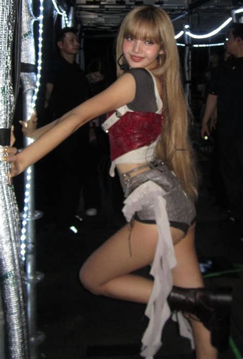 Pin by Fernanda A. on stage outfits | Lalisa manobal, Blackpink lisa ...