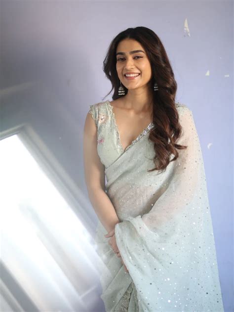 Aakanksha Singh : చీరలో ఆకాంక్ష సింగ్ అందాలు.. లేటెస్ట్ ఫోటోలు చూశారా ...