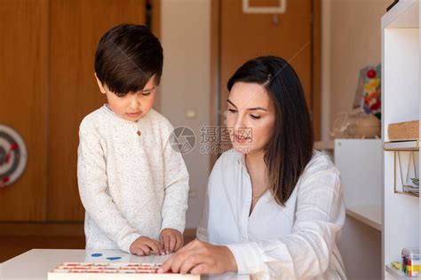 白人英语教师女教师帮助男童在家学习课程 库存照片. 图片 包括有 成人, 主要, 人员, 协助解决, 学龄前儿童 - 196855710