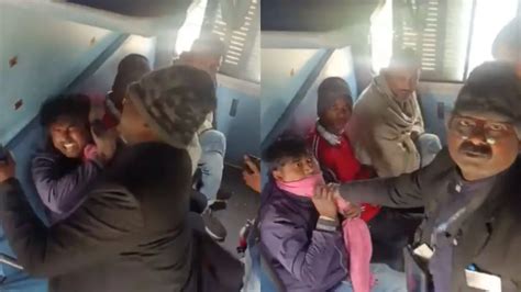 ट्रेन में यात्री के साथ गुंडागर्दी करता दिखा TTE, वीडियो वायरल होते ही ...