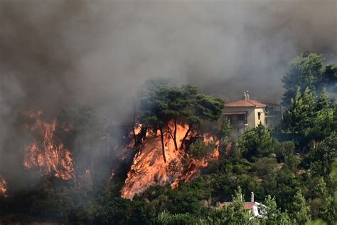 In pictures: Greek wildfire spreads to edge of Athens - August 12, 2024 | ロイター - how hot is greece in august