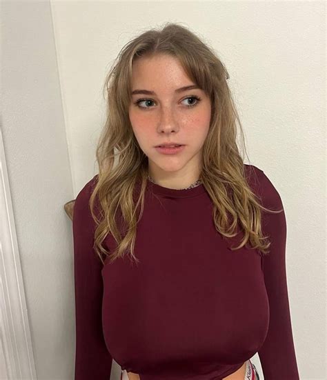 Looking away : r/2busty2hide