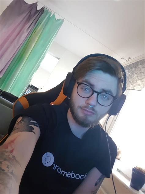 Good mornings from the surprisingly warm country Sweden! 🤙 : r/selfie