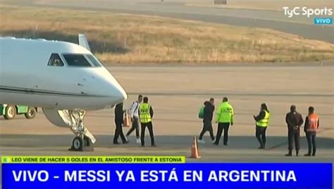 顶流！梅西乘私人飞机抵达北京，地勤穿阿根廷10号接机，警察围得水泄不通_腾讯新闻