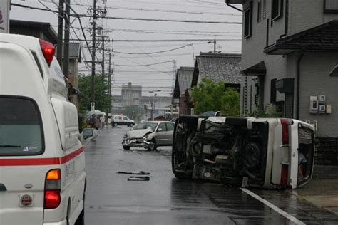 2010年05月23日 車同士の交通事故で1台が横転