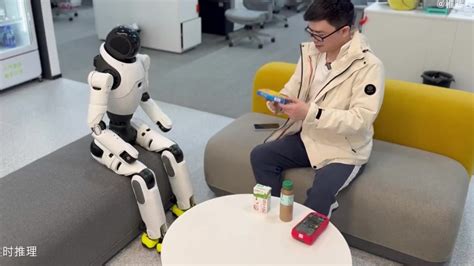 智元机器人发布最新双足人形机器人灵犀X2_凤凰网科技_凤凰网