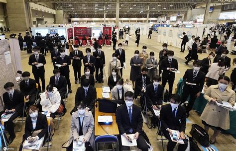 日本举行大学生招聘会 求职者人山人海