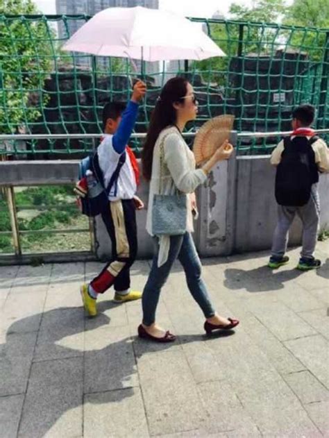 多名小学生强奸女教师 网传小学生为女教师打伞遮阳 - 魏城资讯网