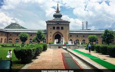 Authorities shut gates of Srinagar's Jamia Masjid ahead of Shab-e-Qadr