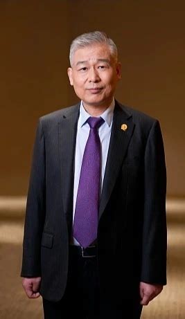 新任恒大地产董事长、总经理和法人代表的赵长龙，1998年入职恒大地产集团，历任开发中心总经理、总裁助理、副总裁、区域公司负责人。于2021年7 ...
