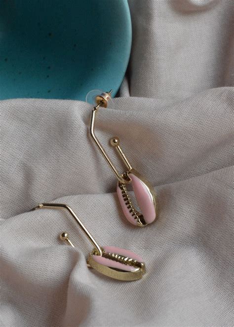 Get Enamel Coated Cowrie Shell Earrings at ₹ 1130 | LBB Shop