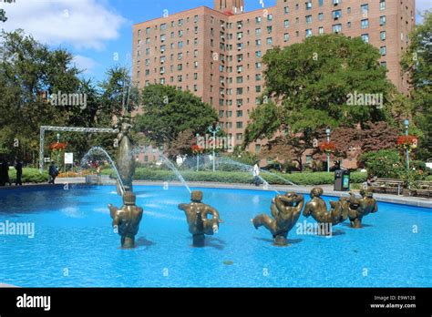 Metropolitan Oval Fountain, Parkchester, Bronx, New York Stock Photo ...